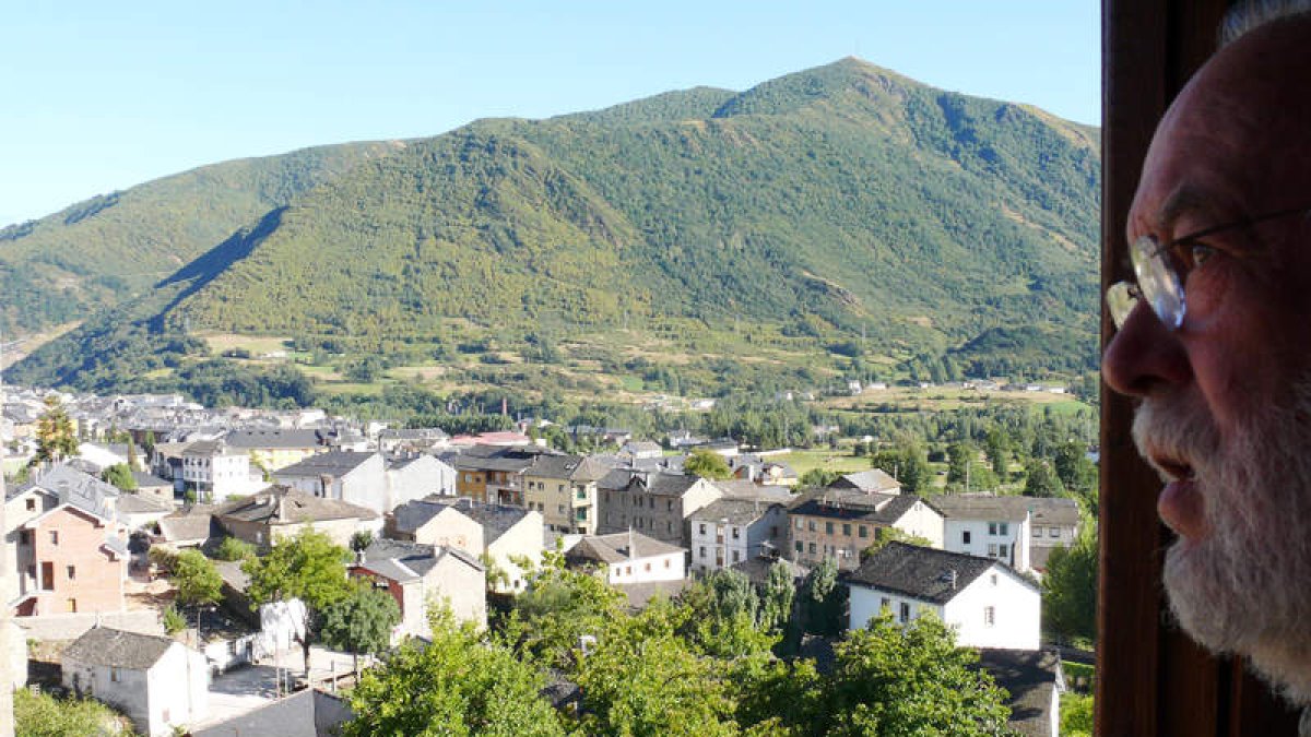Imagen de Carlos Gancedo mirando el valle desde su residencia de Villablino. VDR