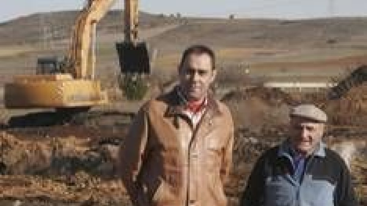 El alcalde de Villaturiel, ayer en el depósito, junto a un vecino