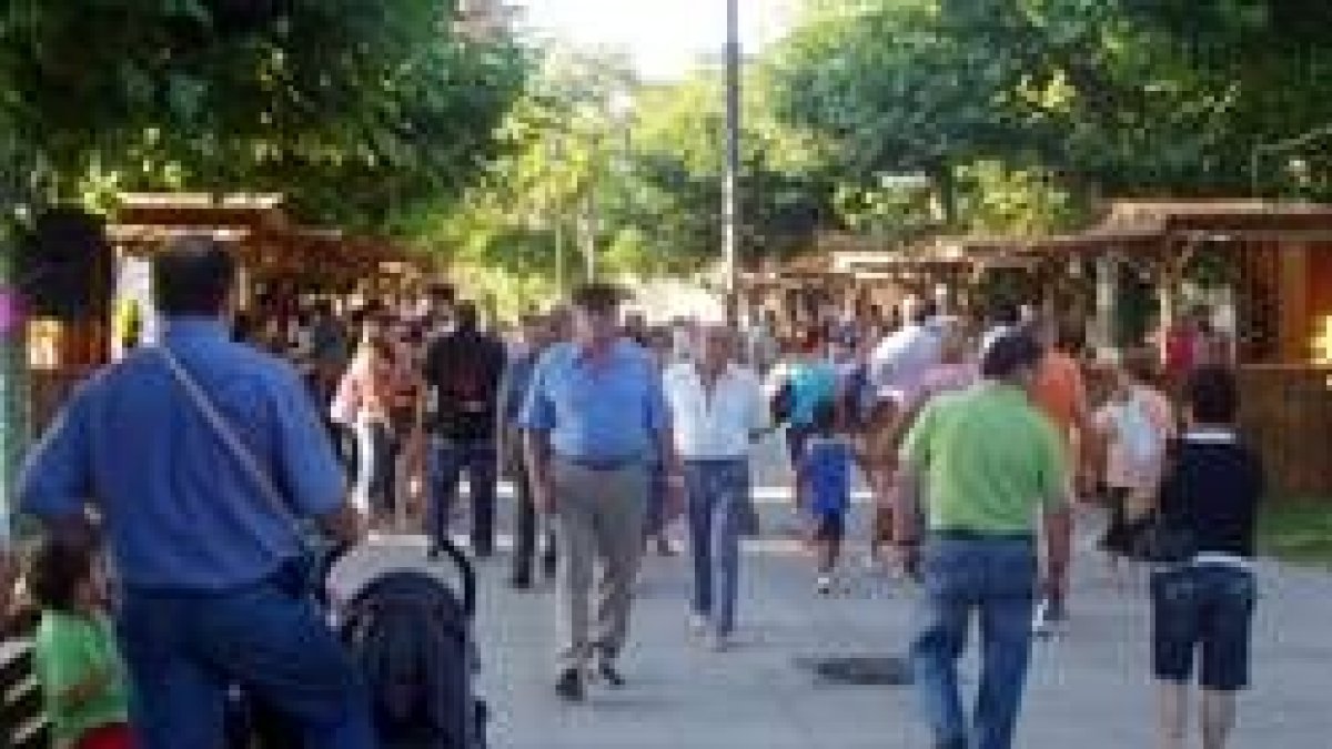 Cientos de personas se acercaron ayer a la feria de Coyanza
