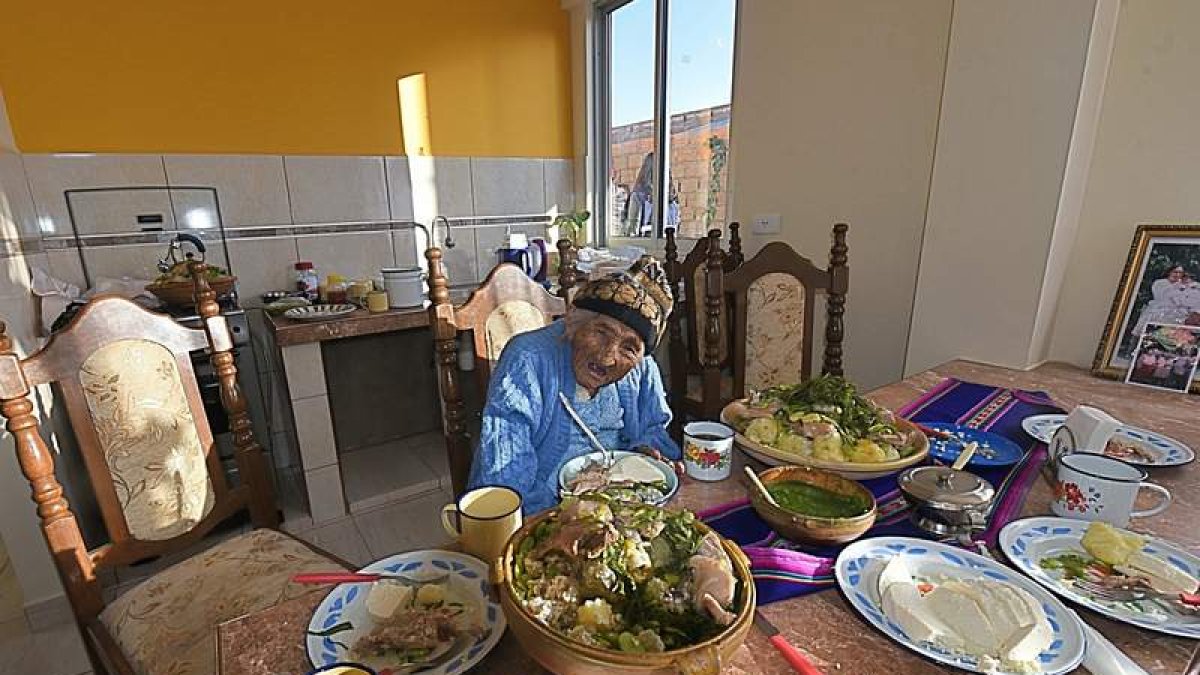 Julia Flores, en la vivienda que le entregó este domingo el gobierno boliviano en el municipio de Sacaba. EFE