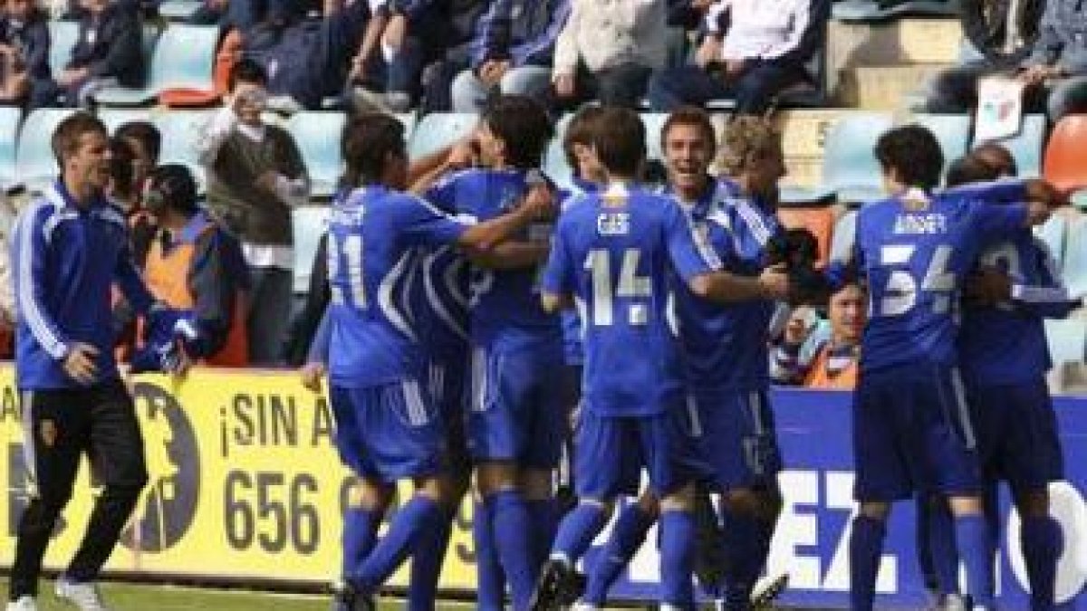 Los jugadores del Real Zaragoza celebran el triunfo.