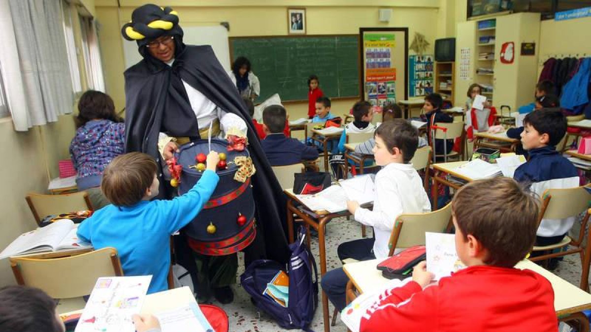 El Mago Chalupa abrió la semana pasada su contacto con los niños en los colegios.