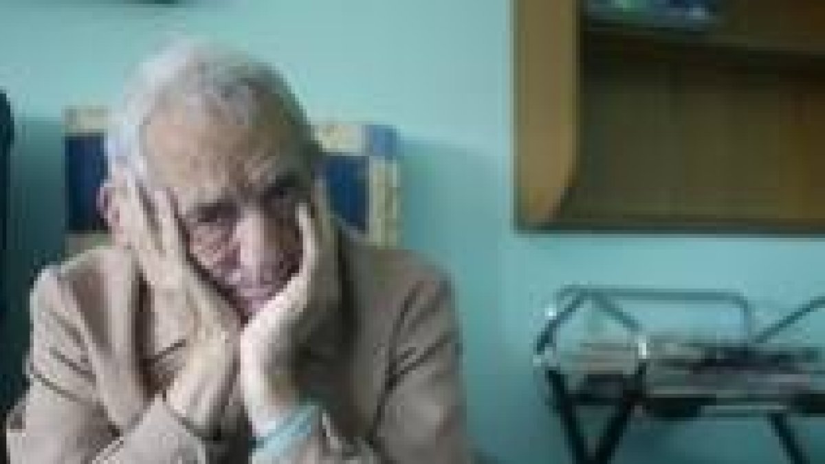 Es la hora de la comida; un residente es acompañado al comedor