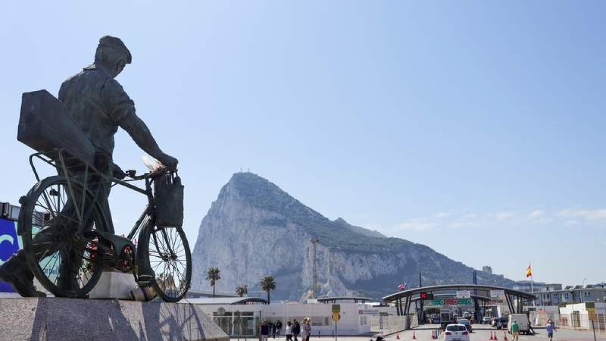 Vista de la frontera con Gibraltar con el Peñón al fondo. A. CARRASCO RAGEL