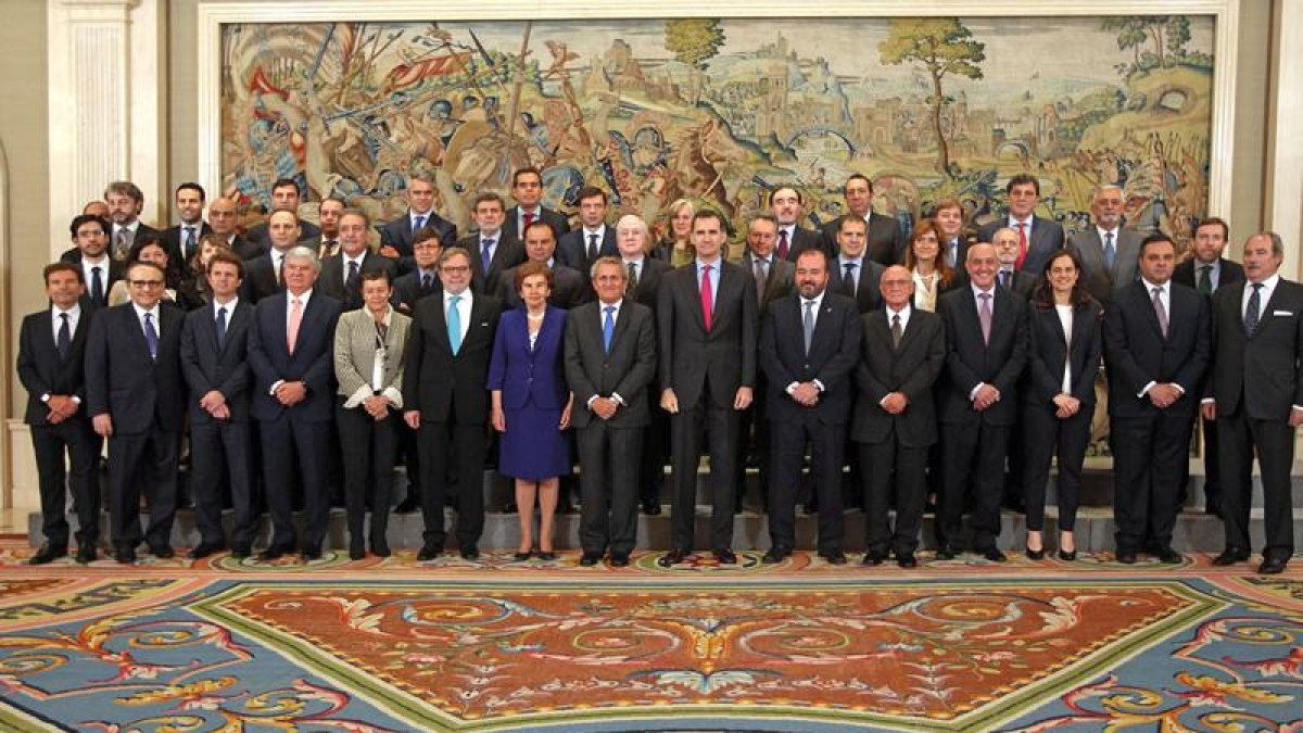Foto de familia de la representación de los editores españoles con el rey en el salón Magnolias del palacio de La Zarzuela.