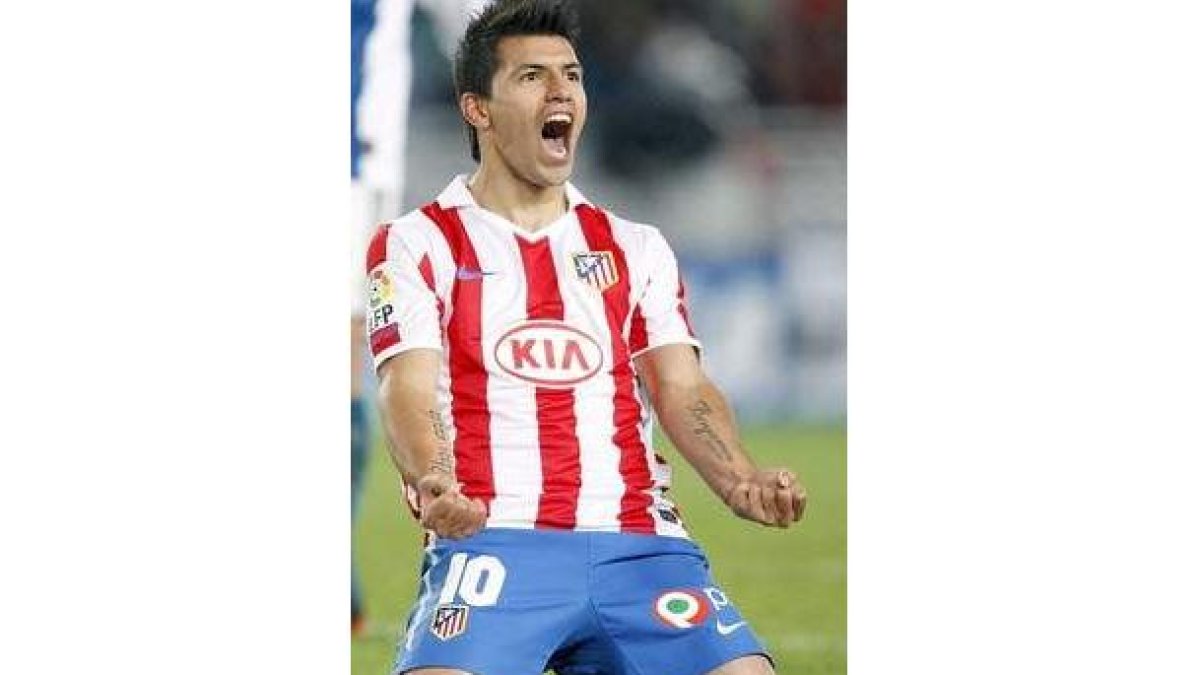 Agüero celebra el tercel gol del Atlético.