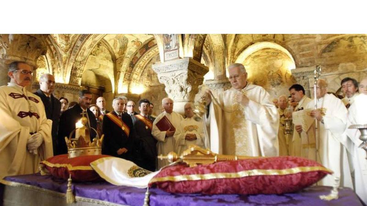 Momento de la celebración religiosa que tuvo lugar ayer en homenaje a los reyes de León en San Isidoro.