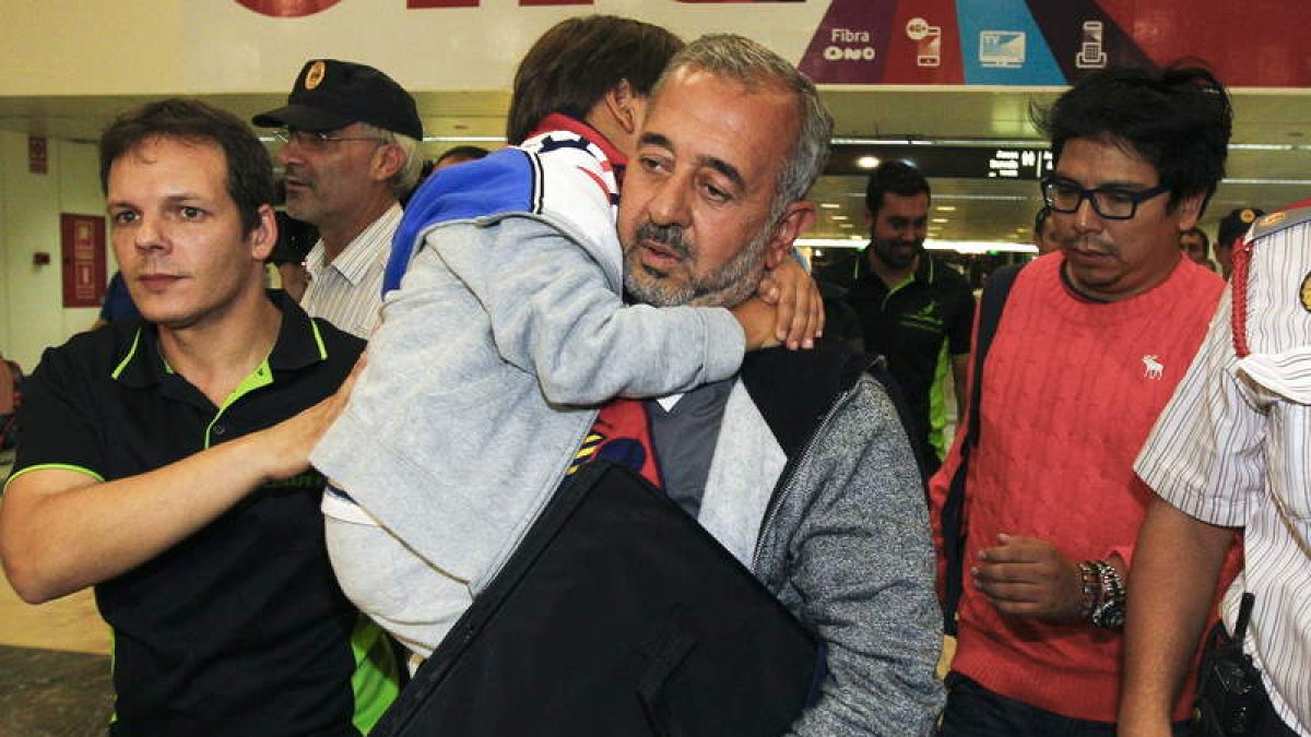 Osama Abdul Mohsen y su hijo, Zaid, a su llegada a la estación de tren de Sants, en Barcelona.