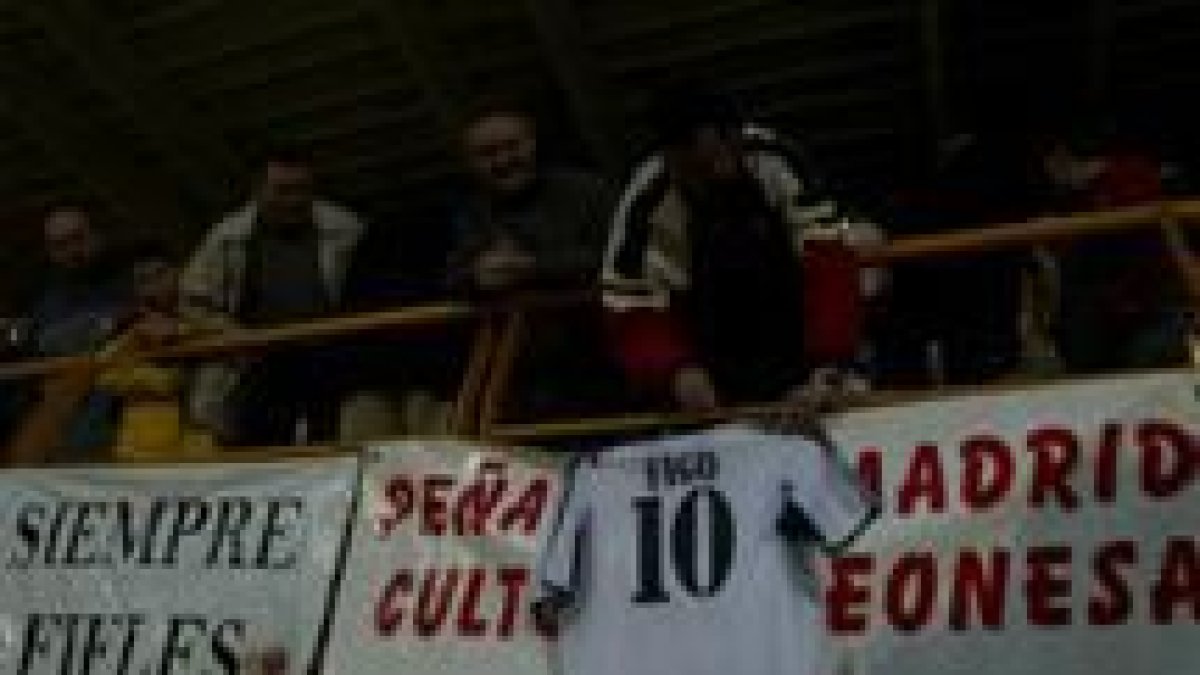 La peña Real Madrid Cultural Leonesa trató de desagraviar a Figo tras los sucesos del Camp Nou