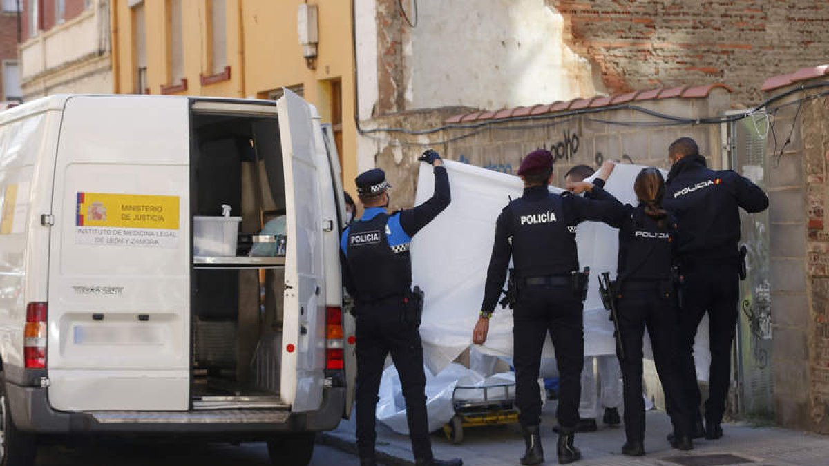 Los investigadores, en el lugar donde apareció el cadáver. FERNANDO OTERO