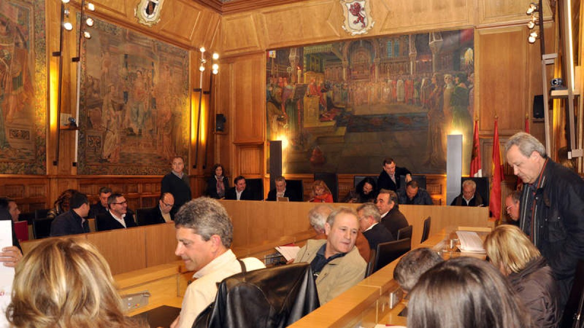 Un momento de la firma del convenio de la Diputación y los alcaldes de dos partidos judiciales.