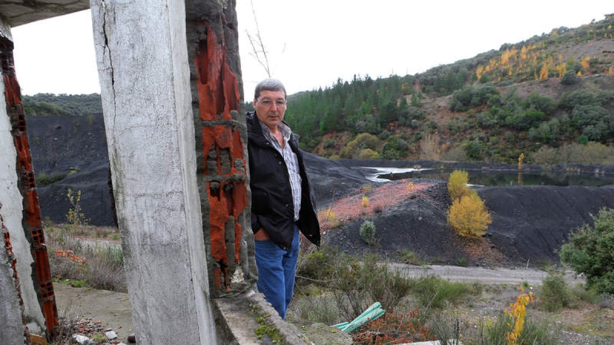 Joaquín Trasancos, antiguo trabajador de Cofasa, ante las ruinas del Grupo Río.