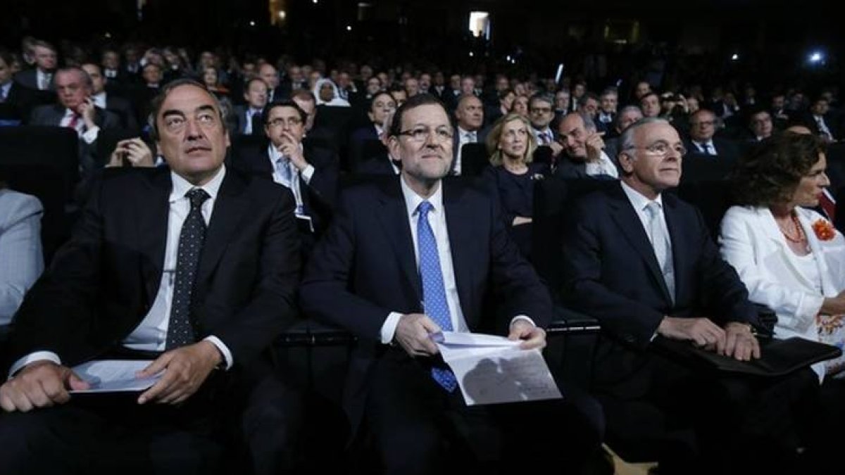 Rajoy, entre el presidente de la CEOE Juan Rosell (izquierda) y el de La Caixa, Isidre Fainé, este martes.