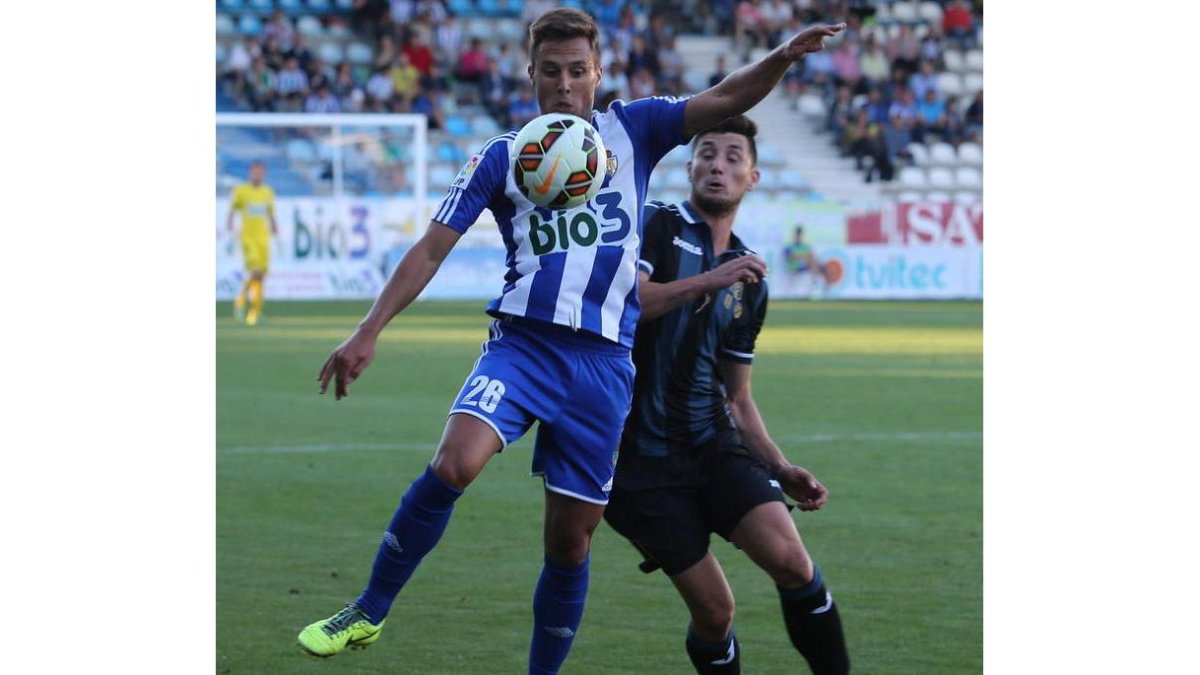 Adán y Borja Valle pelean por un balón en el Deportiva-Oviedo del pasado verano.