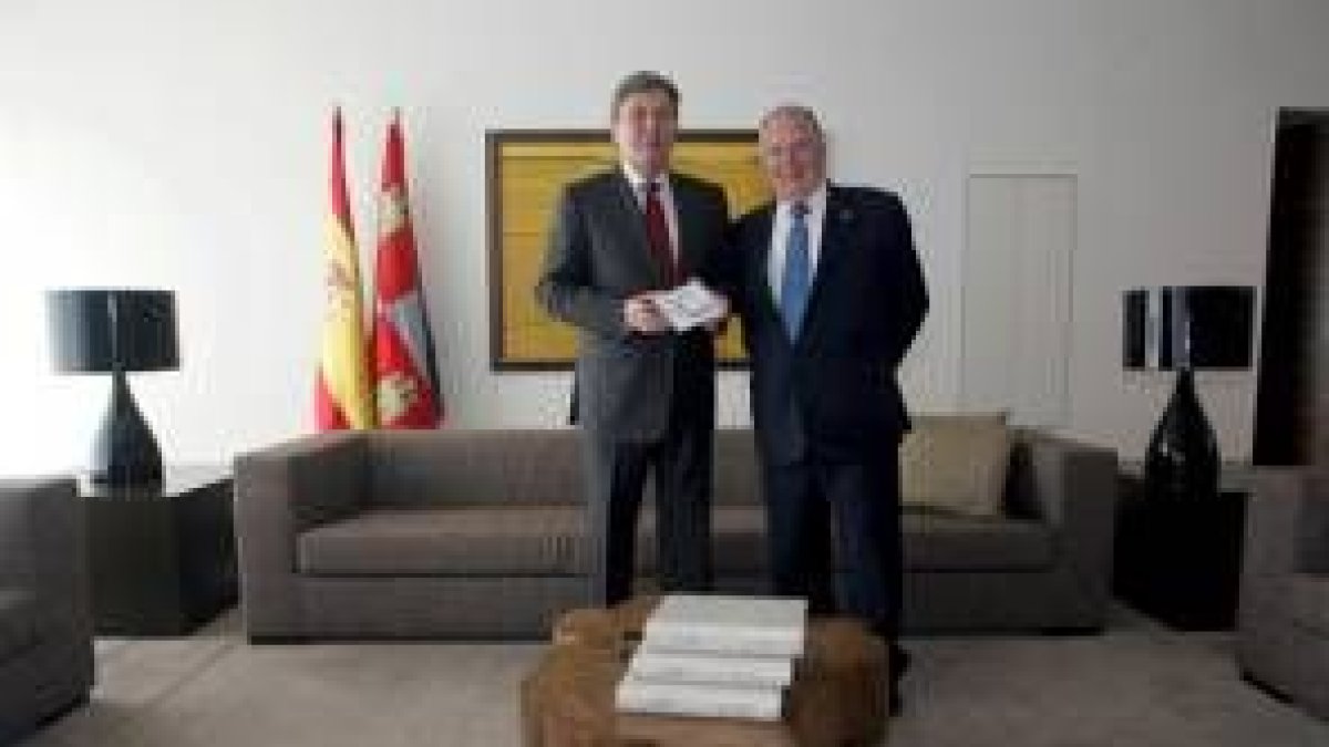 El presidente de las Cortes junto al Procurador del Común