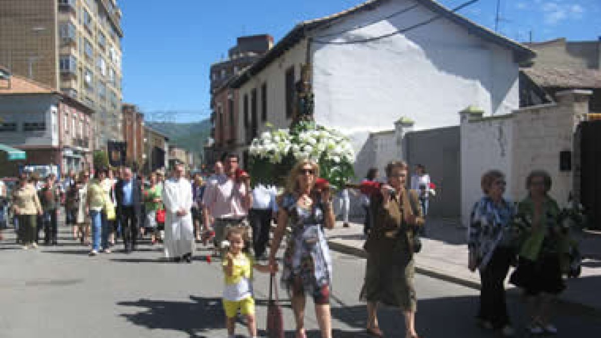La ofrenda floral a la Virgen de Celada centró los actos matinales con gran participación. Planillo
