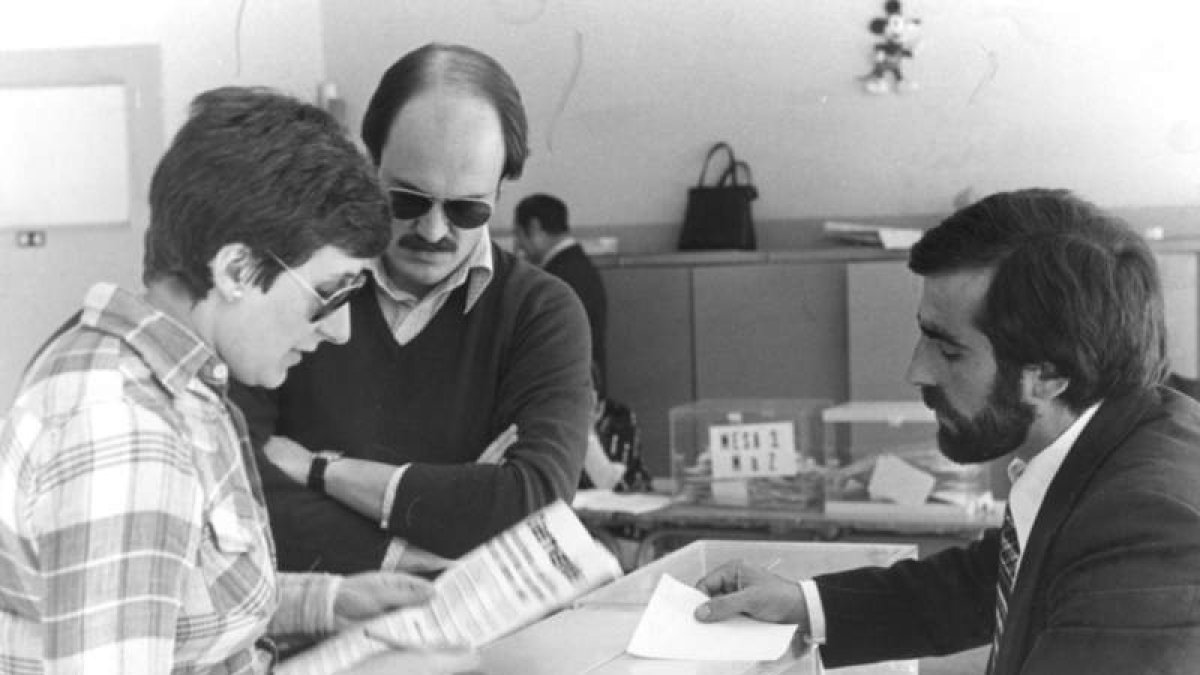 Íñigo Domínguez y Camino Gallego a pie de urna en las primeras elecciones generales democráticas el 15 de junio de 1977. fernando rubio