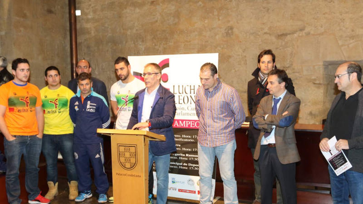 El concejal López Benito, acompañado de luchadores, patrocinadores y colaboradores