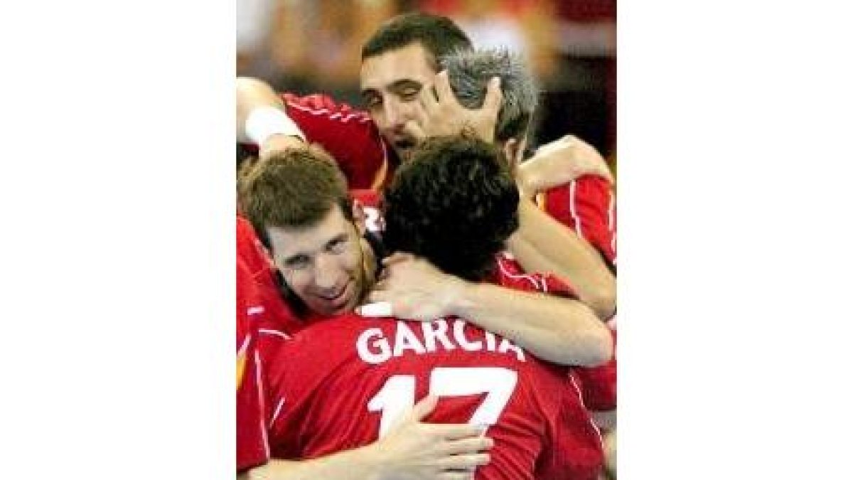 El leonés Juanín se abraza a O'Callaghan, Juancho e Iker Romero