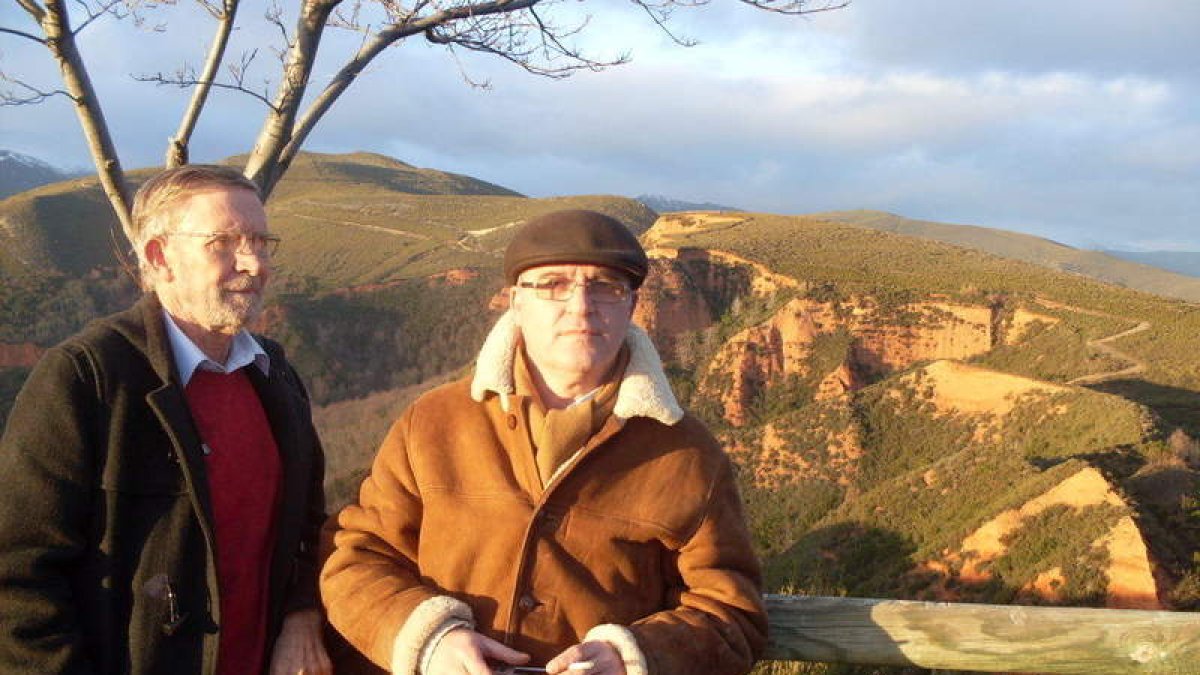 Tarsicio Carballo junto a un compañero, en el recorrido frente a La Leitosa, término de Villafranca.
