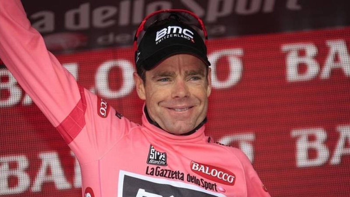 Evans saluda desde el podio de la meta de Montecopiolo con su recién estrenada 'maglia rosa'.