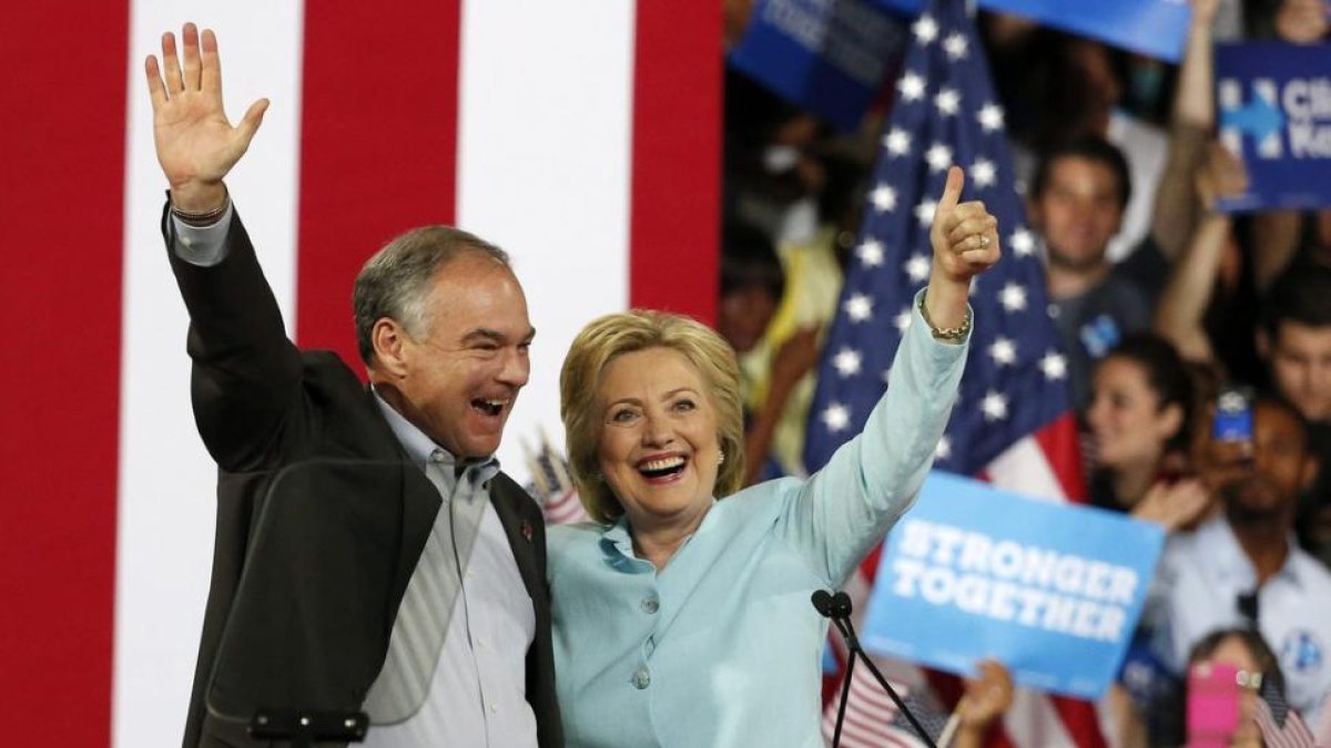 La virtual candidata demócrata a la Casa Blanca, Hillary Clinton, presenta a su candidato a la Vicepresidencia, Tim Kaine, durante un acto de campaña en la Universidad Internacional de Florida en Miami.