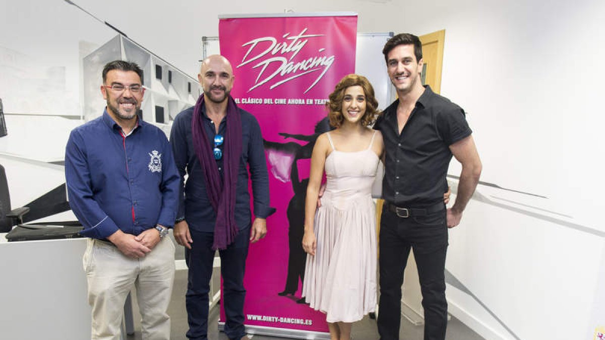 El concejal Pedro Llamas, junto a los actores del musical y el coordinador de la obra. FERNANDO OTERO