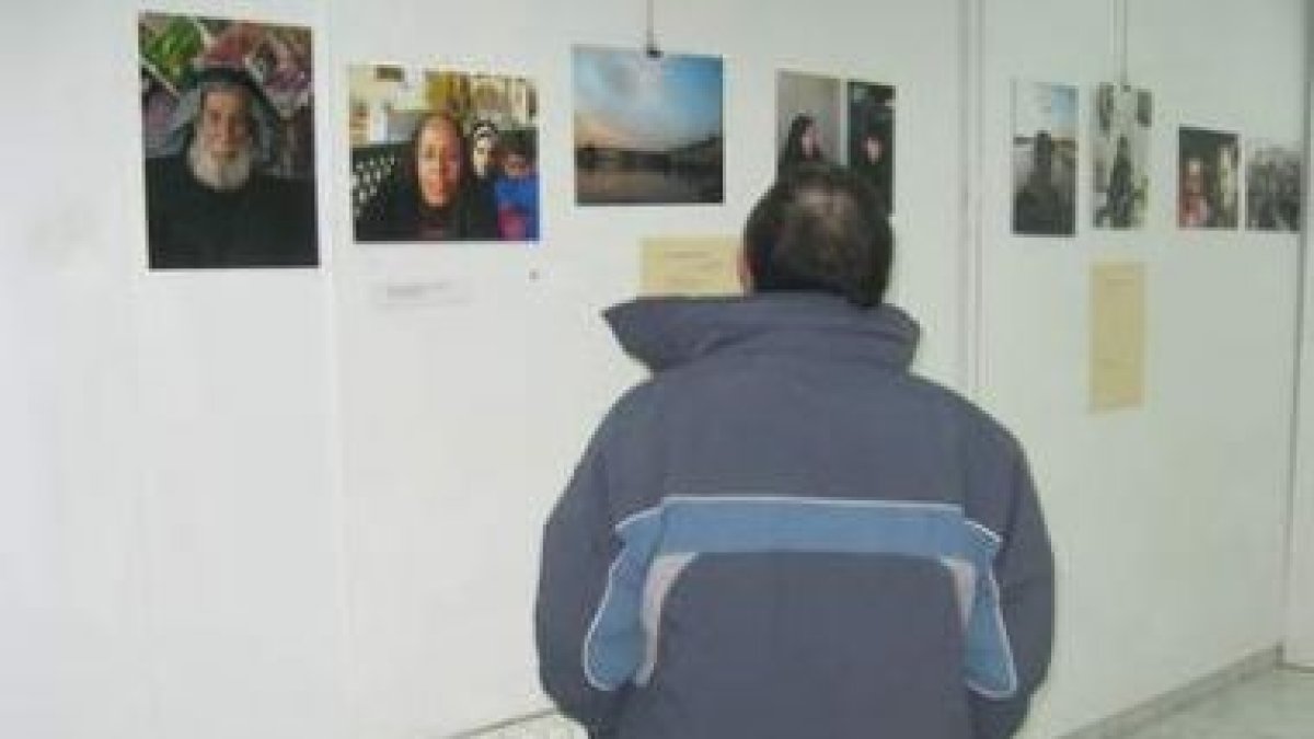 Un hombre contempla algunas imágenes amables de la muestra