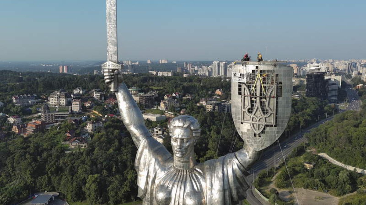 Monumento a la Patria de Kiev durante la instalación del escudo de armas de Ucrania. SERGEY DOLZHENKO