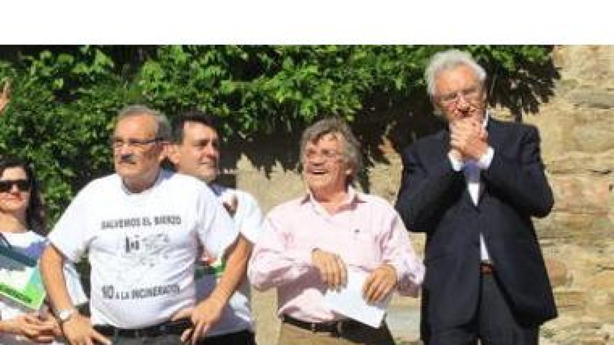 José Luis Prada, José Sánchez Carralero y Luis del Olmo, a los pies del Museo de la Radio, al términ