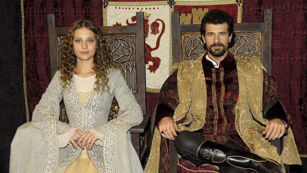 Michelle Jenner y Rodolfo Sancho en sus papeles de Isabel y Fernando.