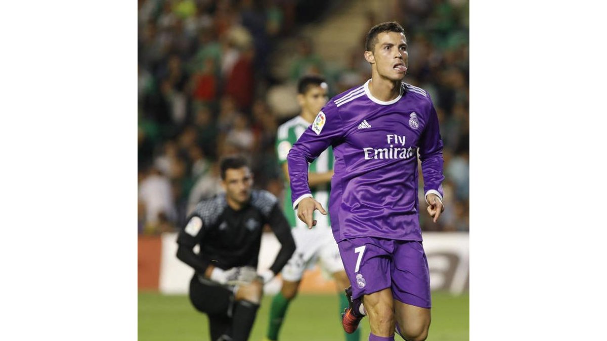Cristiano Ronaldo celebra su gol al Betis, el que suponía el 1-6 para el Real Madrid. MUÑOZ