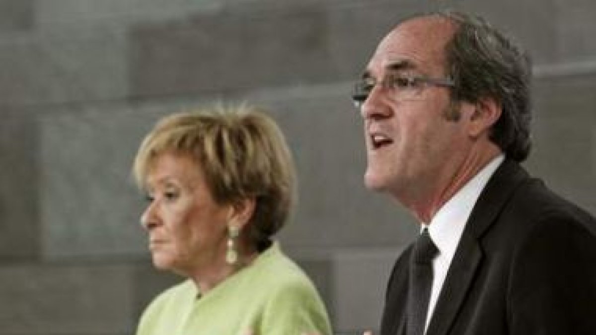 Gabilondo interviene en presencia de Fernández de la Vega, tras el Consejo de Ministros.
