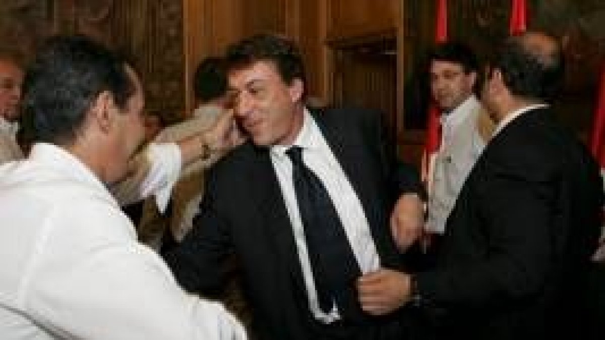 Tras su intervención de despedida, García-Prieto recibió el caluroso aplauso de la Corporación
