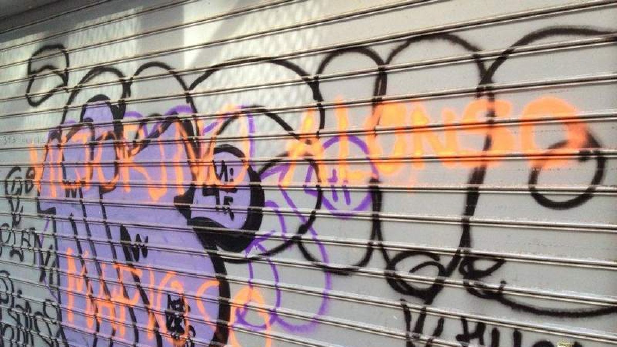 Las cámaras de seguridad grabaron a los autores de las pintadas en CMC.