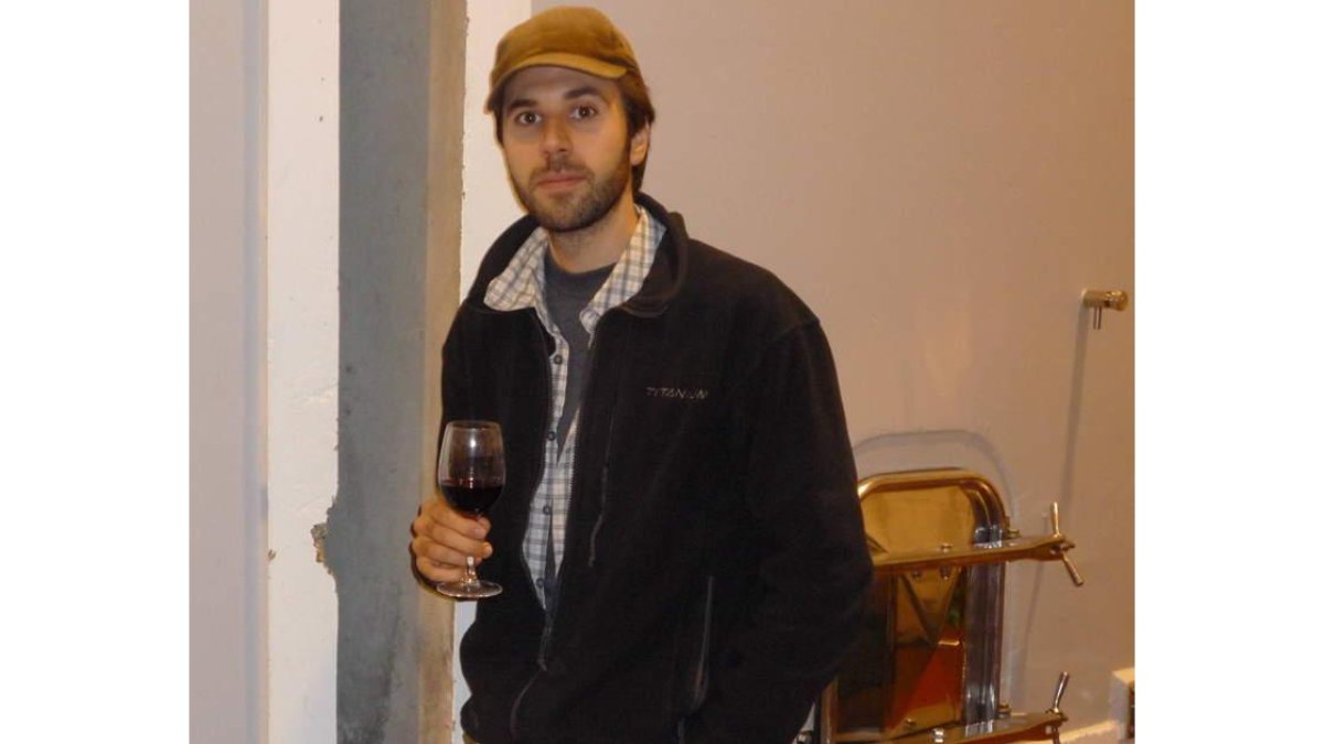 Mario Rovira, ante los depósitos de hormigón en los que elabora sus dos tintos ‘Akilia’.