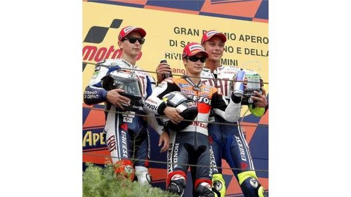 Pedrosa junto a Lorenzo y Rossi. Un podio sin celebraciones.
