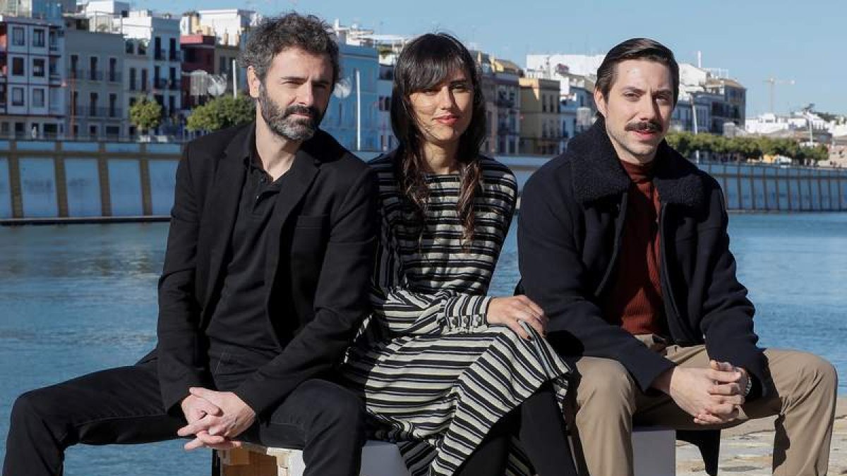 La directora Liliana Torres entre los actores Xúllo Abonjo y Adrián Ríos. JOSÉ MANUEL VIDAL