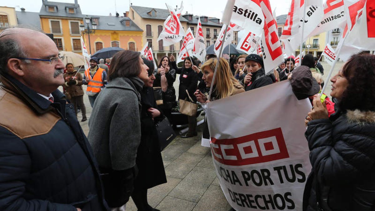 Casi un centenar de personas apoyó ayer a las 56 trabajadoras en la concentración.