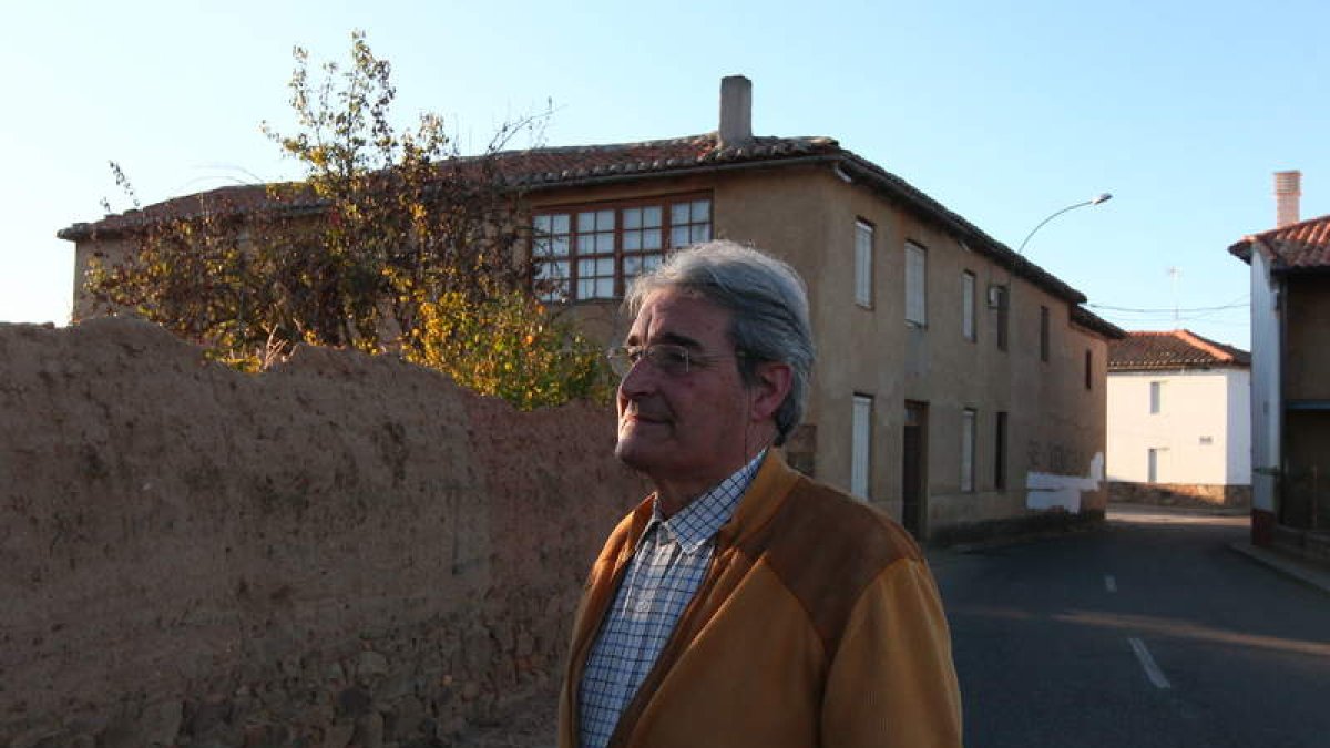 Benito Escarpizo, en Otero de Escarpizo, el pueblo donde nació el abuelo paterno de Yoyes, Vicente González.