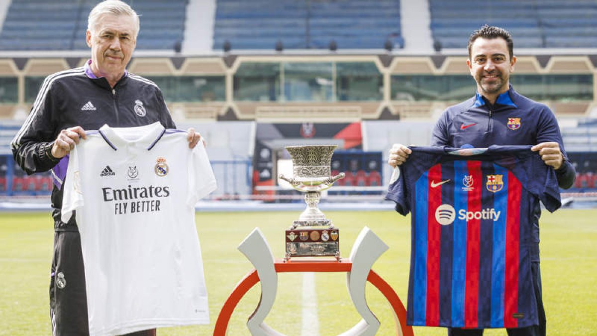 Carlo Ancelotti y Xavi Hernández posan antes de la final de la Supercopa de España. PABLO GARCÍA