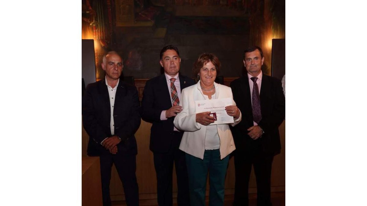 El presidente y varios diputados, con una funcionaria jubilada.