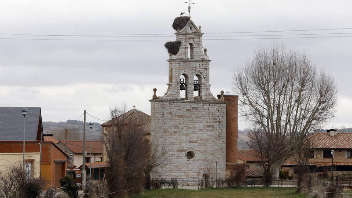 En las imágenes, algunos de los rincones del municipio de Sariegos, que dispone de amplios espacios verdes y un interesante patrimonio artístico fruto de su pasado histórico.