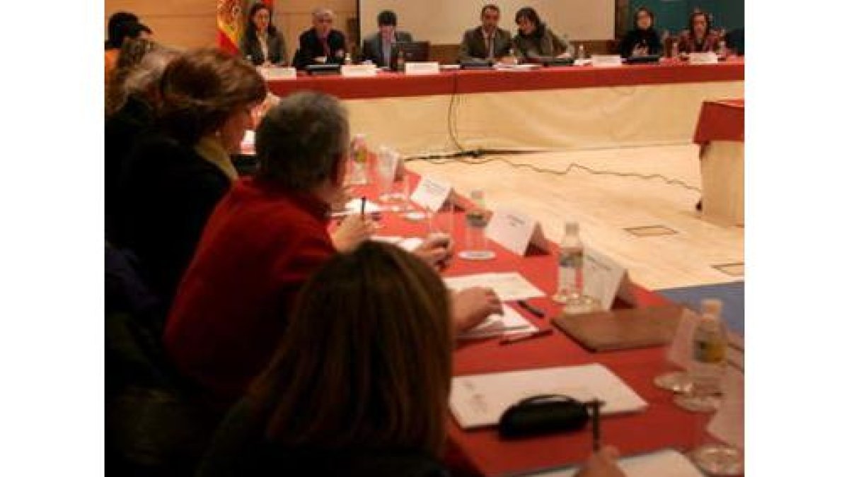 César Antón, en el centro, durante la presentación del plan de drogas