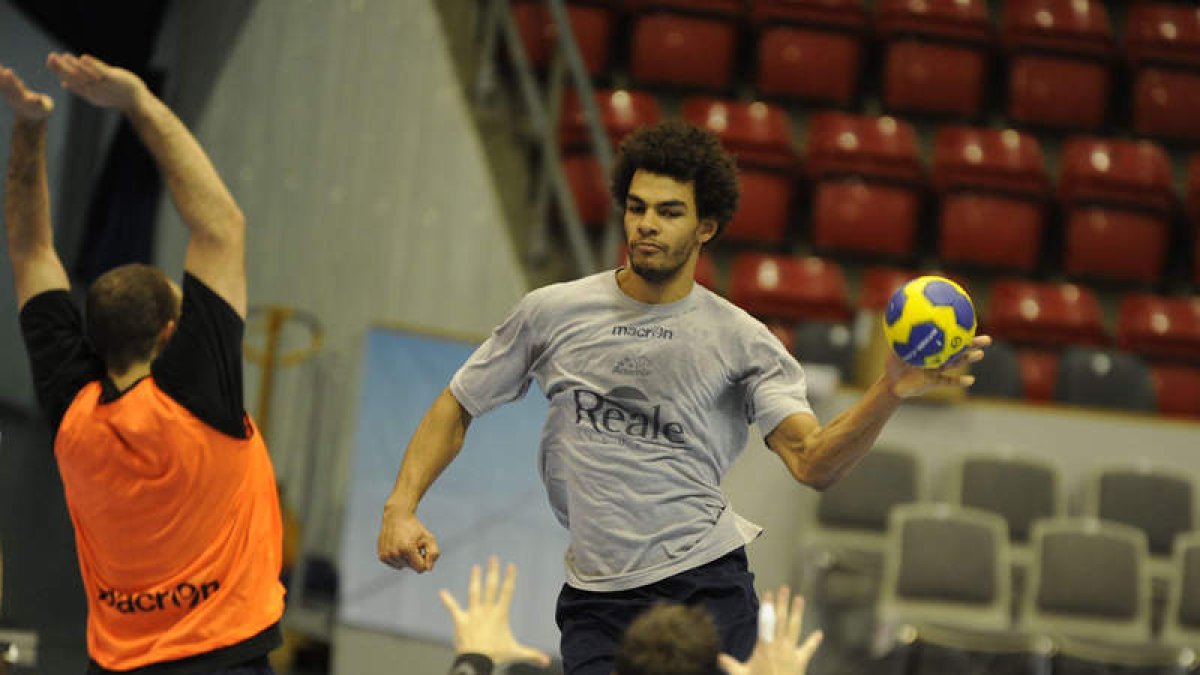El Ademar entrenó ayer para preparar el partido contra el Atlético de Madrid.