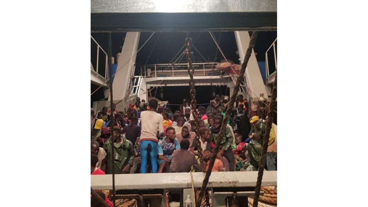 Imagen de cientos de inmigrantes rescatados. CEPESCA