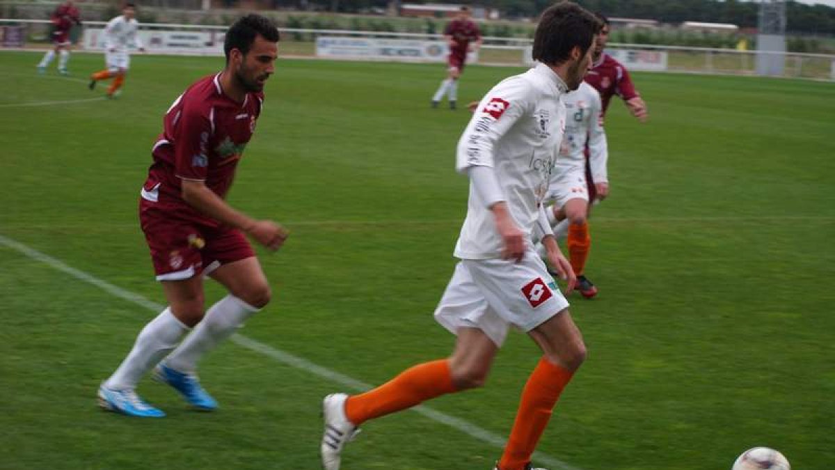 Murci, a la izquierda, trata de llegar a un balón que intenta sacar la defensa del Íscar.