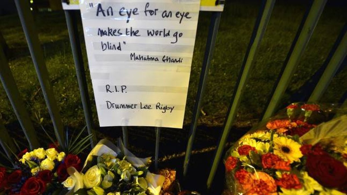 Flores en memoria del soldado Drummer Lee Rigby, asesinado por islamistas en Woolwich (Londres).