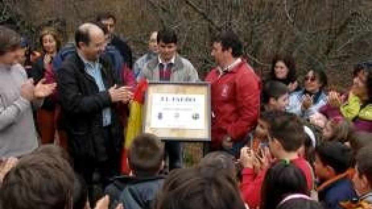 El alcalde y el presidente de Adelfa, ante la placa conmemorativa
