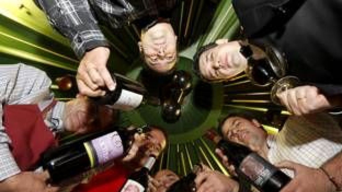 Representantes de las bodegas participantes, en su brindis de ayer, en La Bañeza